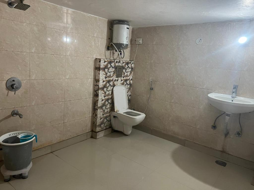 新德里的住宿－Hotel Cozy Cave Delhi Aiport，一间带卫生间和水槽的浴室