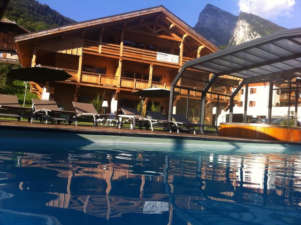 Bazén v ubytování Logis Hotel Gai Soleil nebo v jeho okolí