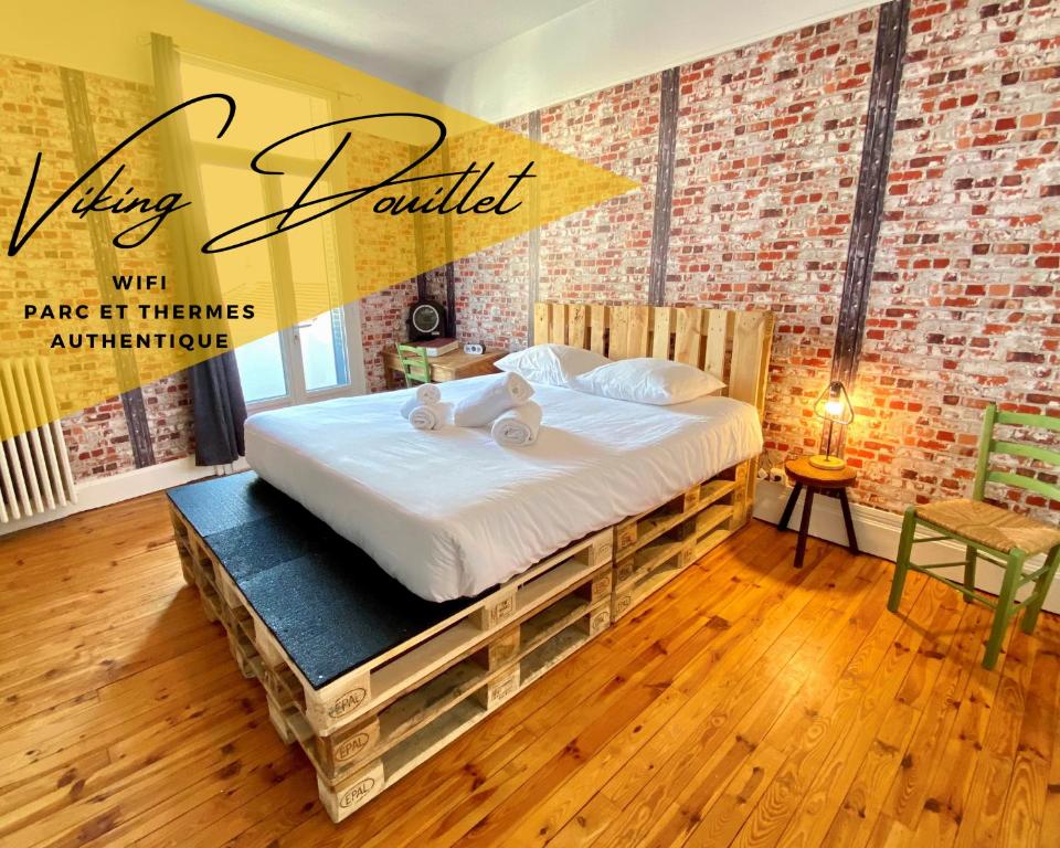une chambre avec un lit fait de palettes dans l'établissement LE VIKING DOUILLET - Proche Thermes & Parcs - Parking à 50m, à Vichy
