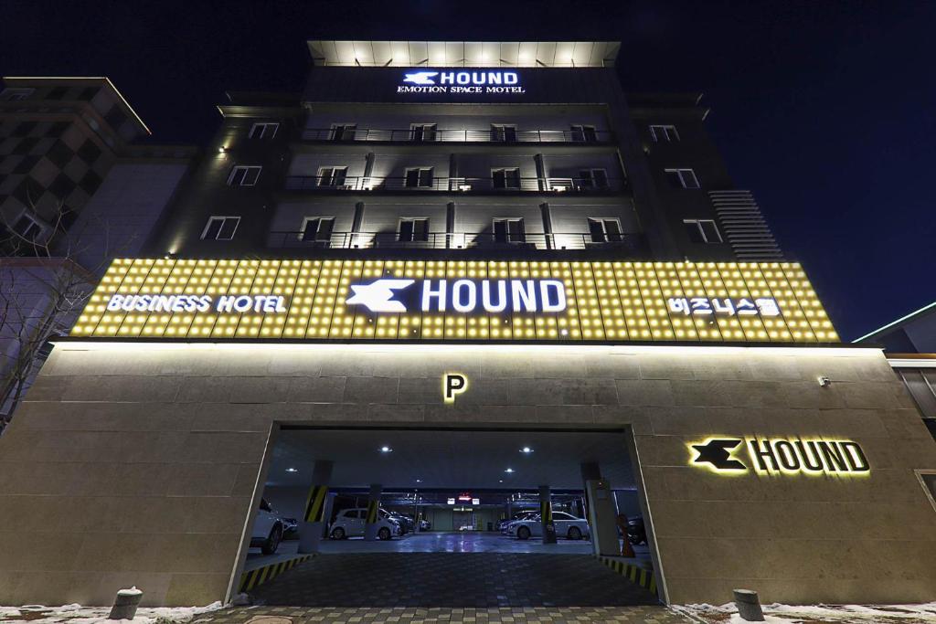 a building with a honda dealership in front of it at GwangJu Gwangsangu Hanam HoundHotel in Gwangju