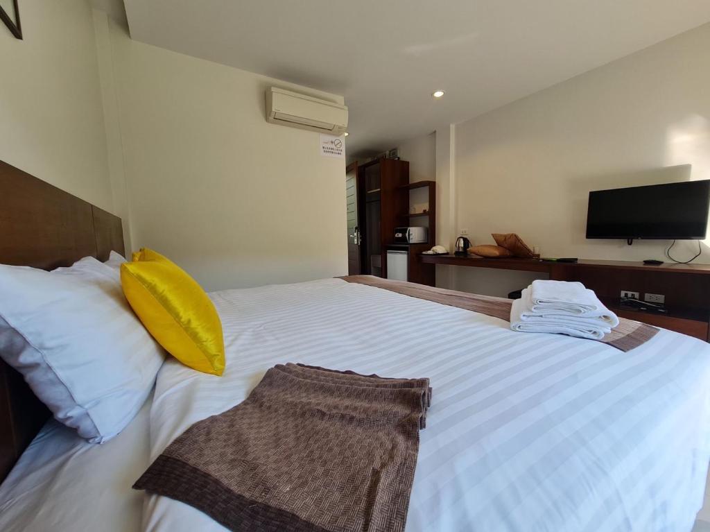 Postel nebo postele na pokoji v ubytování Diana Pool Access Phuket