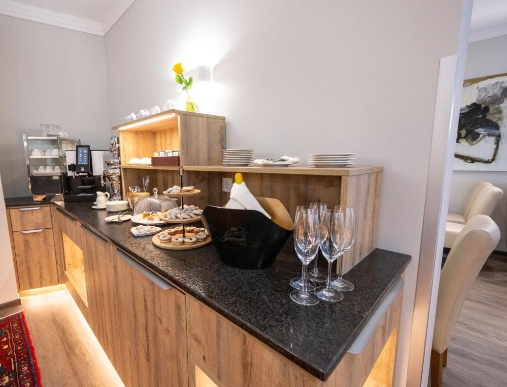 Kuchyň nebo kuchyňský kout v ubytování Hotel Admiral am Kurpark