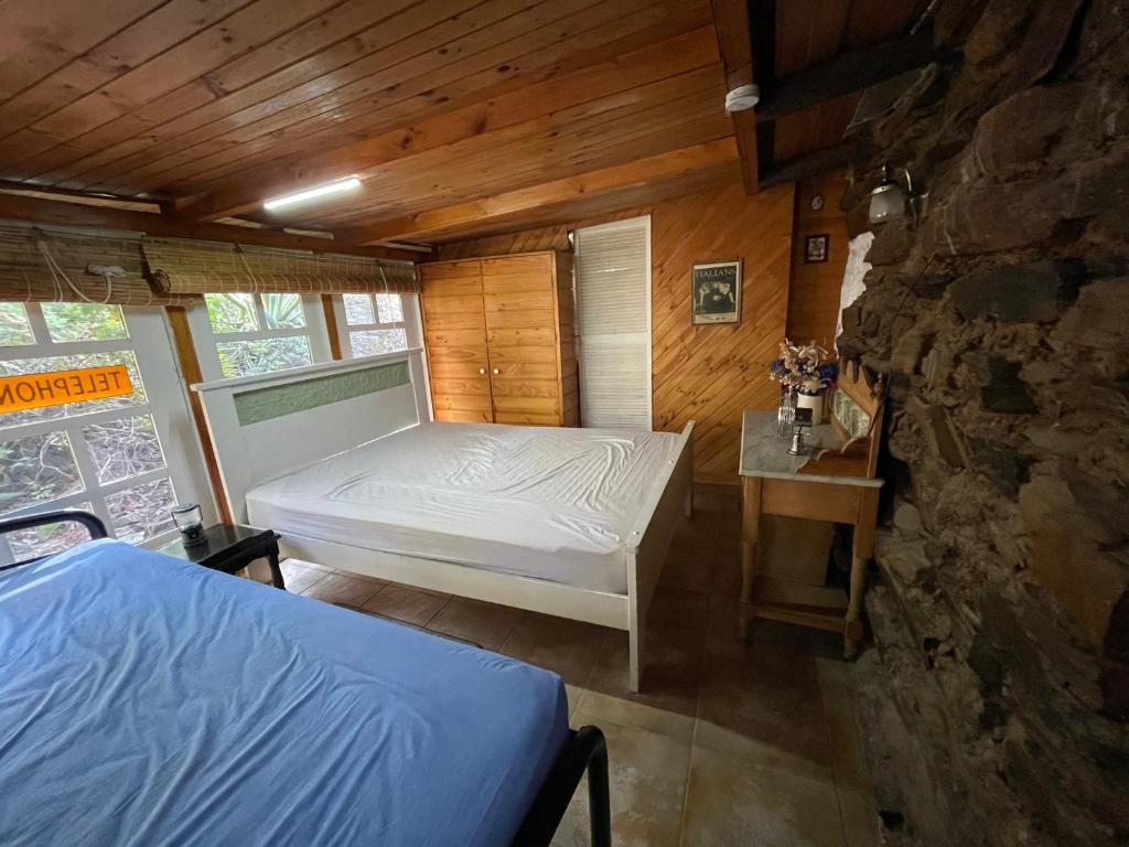 Postel nebo postele na pokoji v ubytování Rustic miners cabin