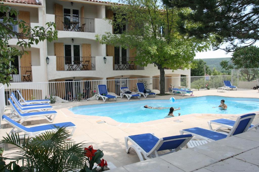 Bazén v ubytování Hôtel Spa L'Ermitage nebo v jeho okolí