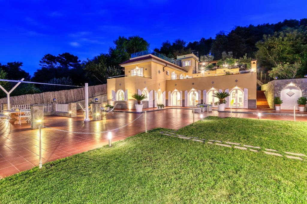 ein großes Herrenhaus mit Garten in der Nacht in der Unterkunft Villa Le Tore in Sorrent