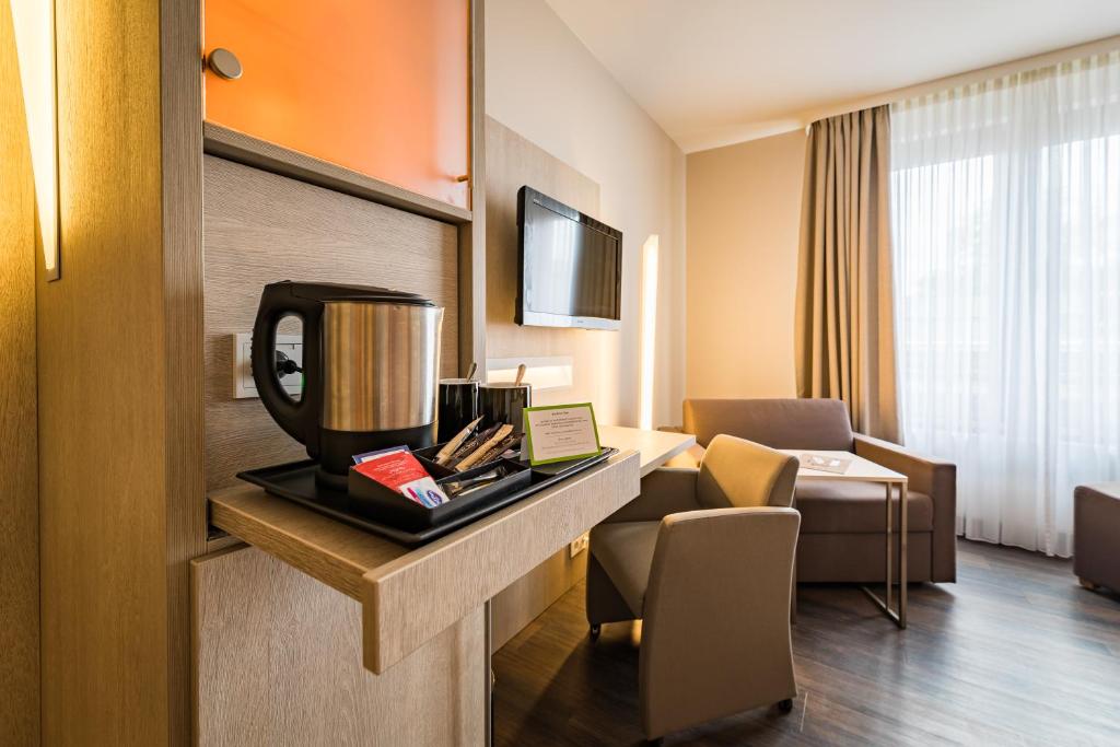 TV a/nebo společenská místnost v ubytování First Inn Hotel Zwickau