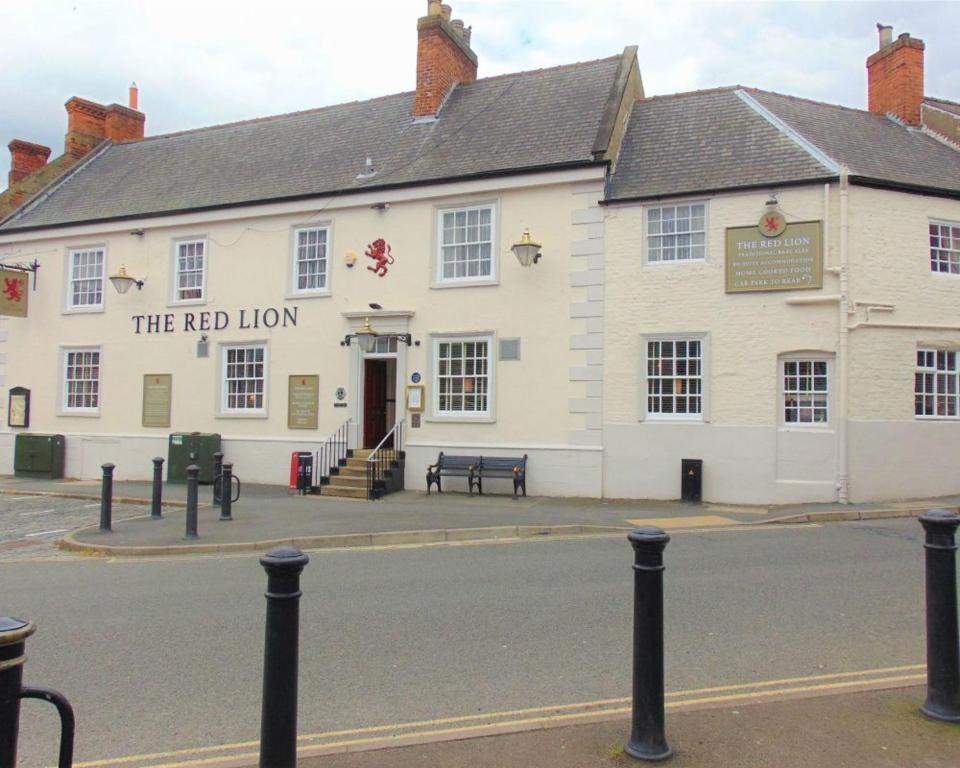 un bâtiment blanc au coin d'une rue dans l'établissement Red Lion Coaching Inn, à Epworth