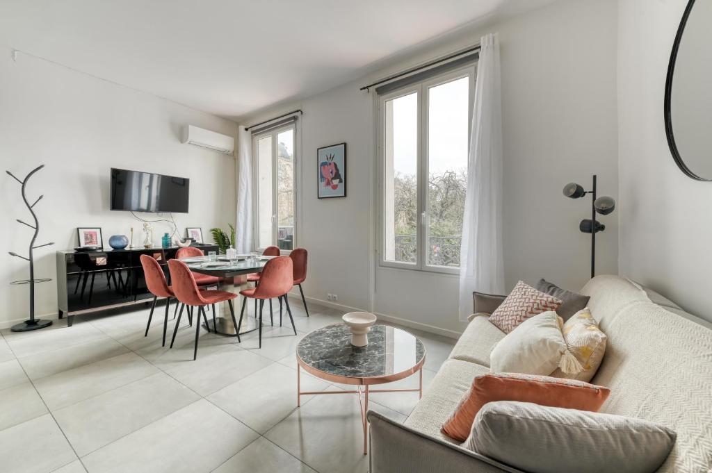 un salon avec un canapé et une table dans l'établissement Centric nice apartment 2 steps Le Marais -Republic, à Paris