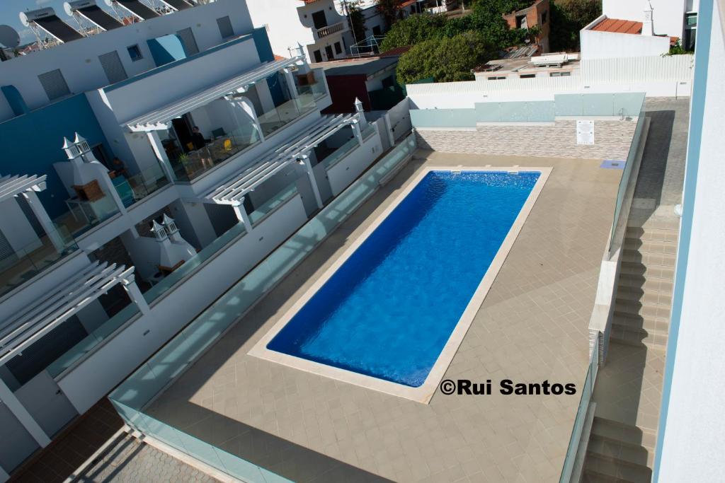 una rappresentazione di una piscina in un edificio di Manta Villa a Manta Rota