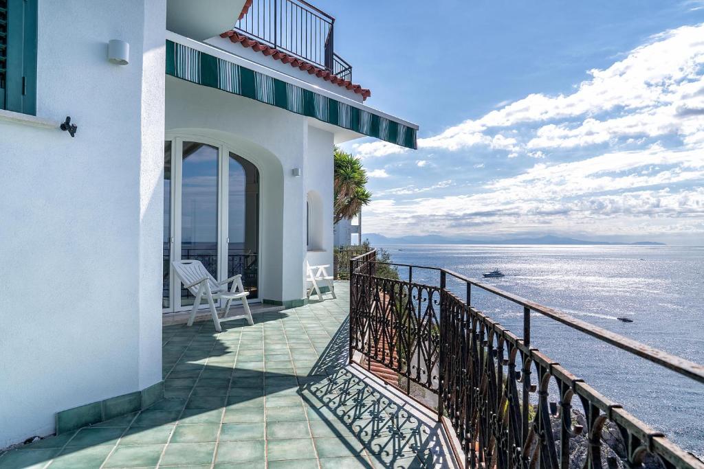 un balcón de una casa con vistas al océano en Tower flats, Maiori, en Maiori
