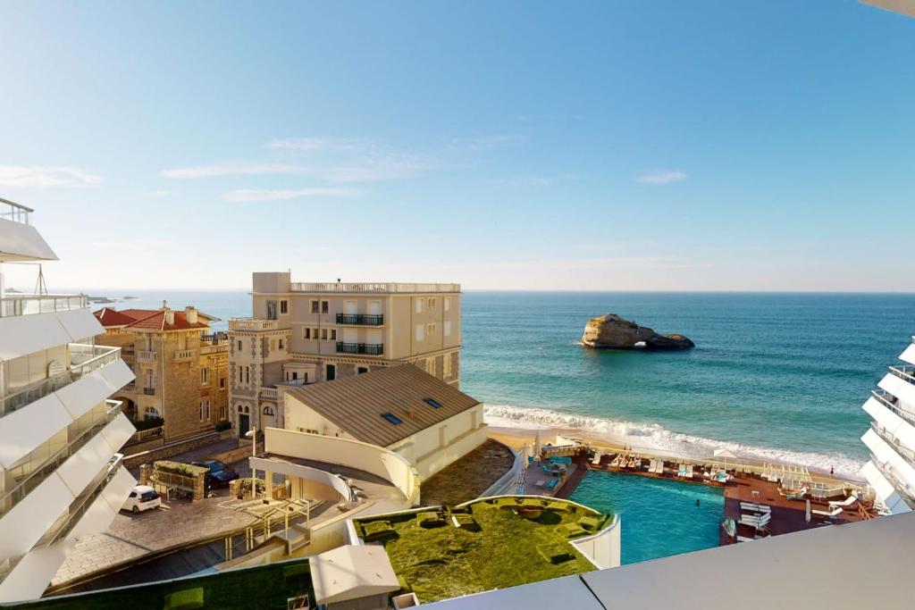 - une vue sur l'océan depuis un bâtiment dans l'établissement Lovely studio with wonderful view on the sea - Welkeys, à Biarritz