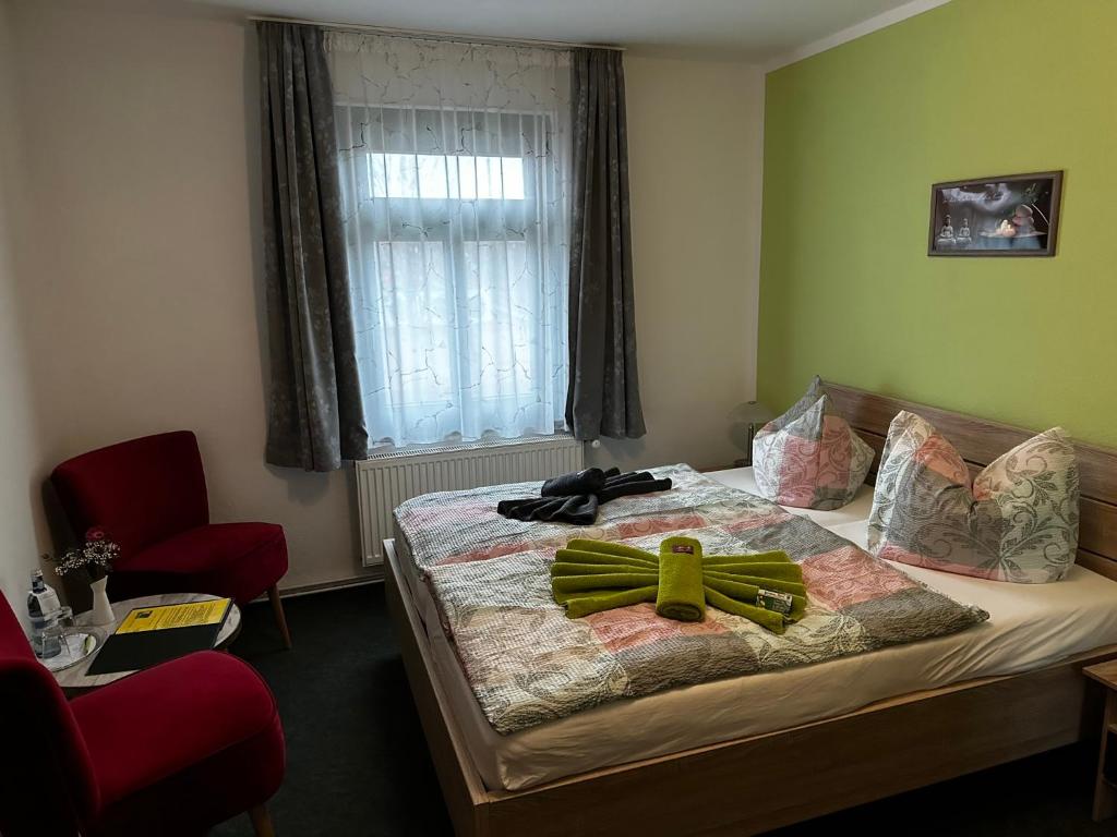 ein Schlafzimmer mit einem Bett mit Kreuz darauf in der Unterkunft Pension Anni in Sanitz