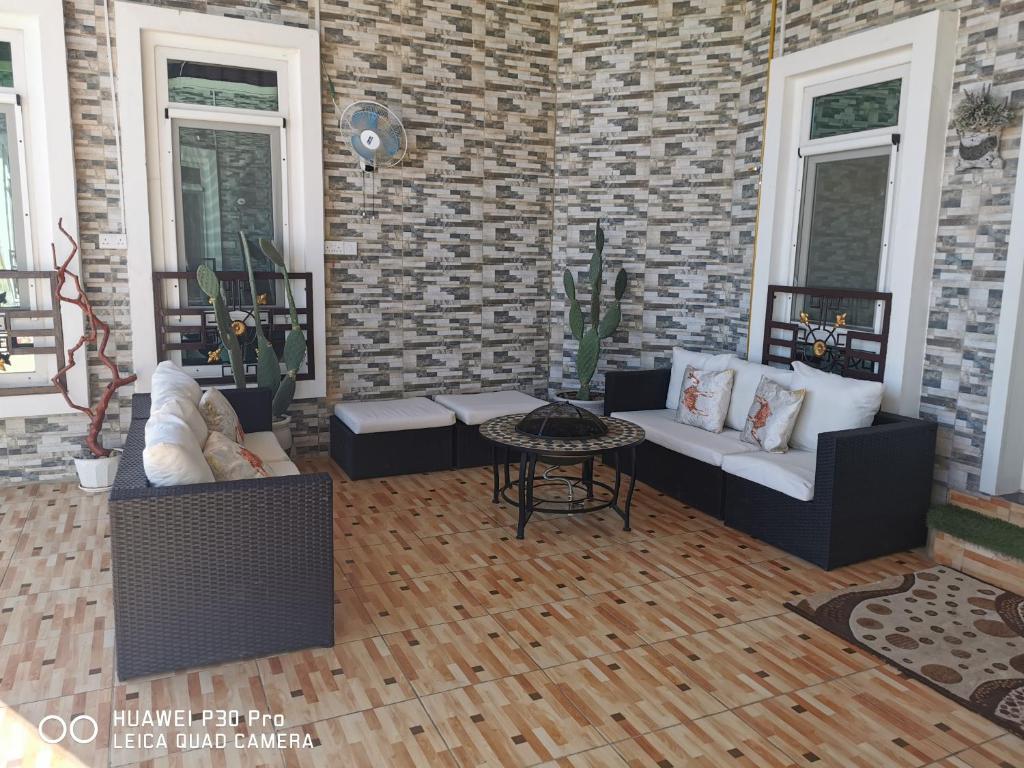 Posezení v ubytování Fig House Villa with Heated Swimming Pool & Firepit