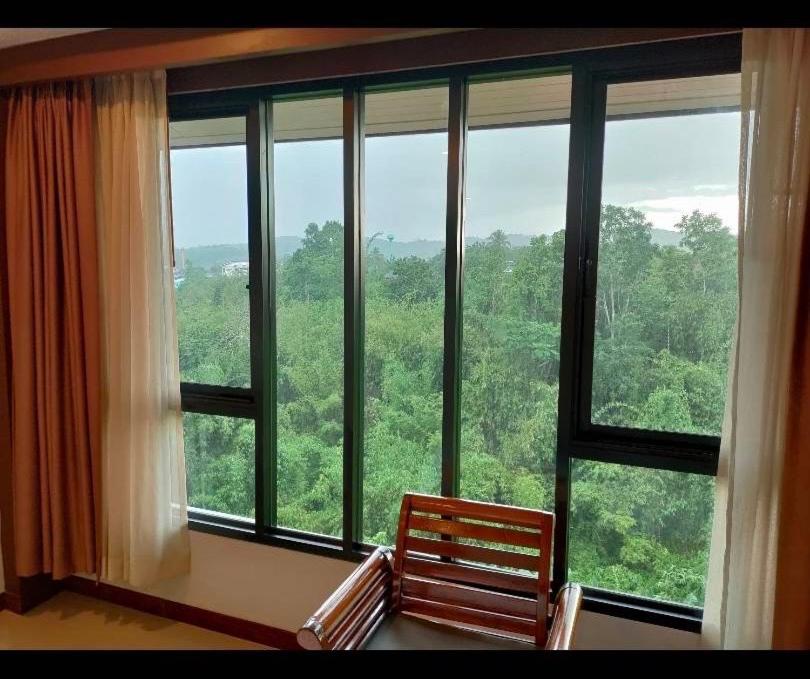 Cette chambre dispose d'une grande fenêtre avec un banc à l'avant. dans l'établissement Evergreen Hill Resort, 