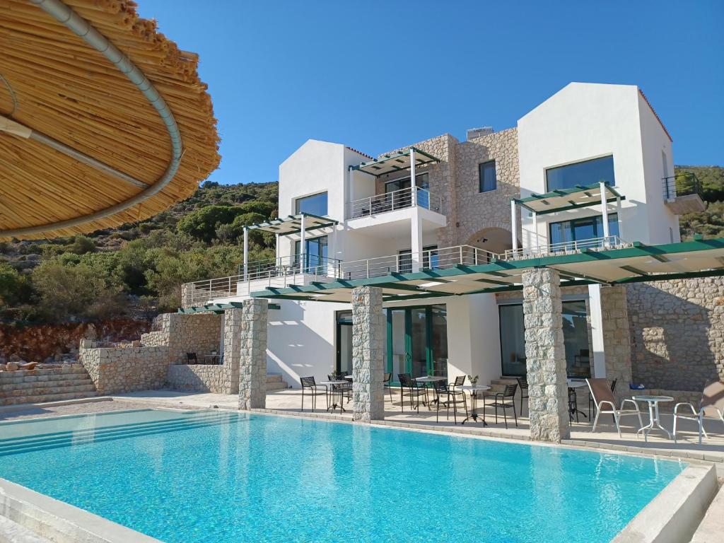 een uitzicht op een villa met een zwembad bij Karinta Bay Apartments in Chios