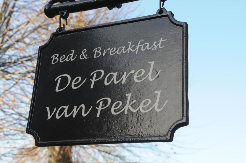 um sinal que lê cama e pequeno-almoço de pared van peetter em De Parel van Pekel em Nieuwe Pekela