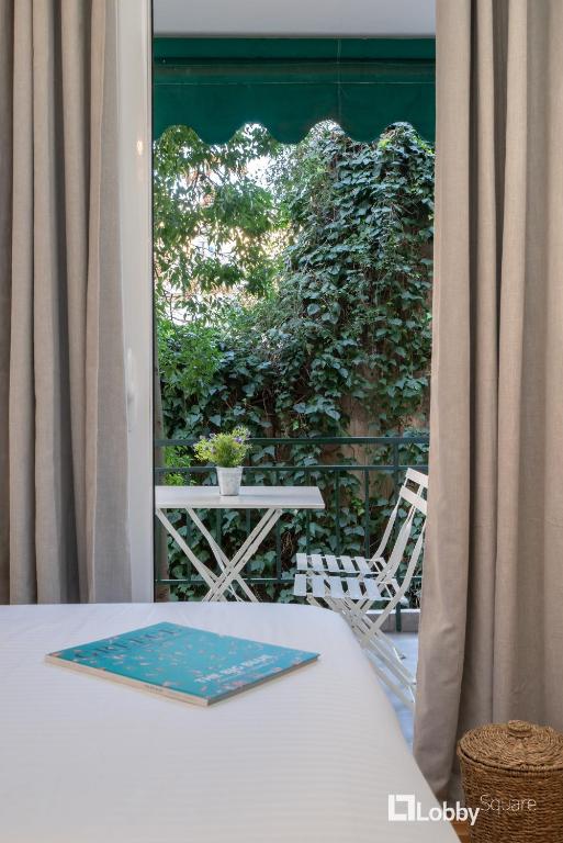 Balkon lub taras w obiekcie Aether Apartment by LobbySquare