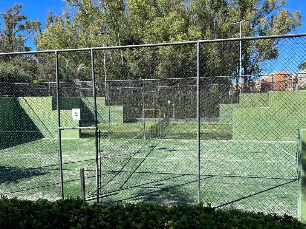 Tenis alebo squash v ubytovaní ALCAZABA beach alebo jeho okolí