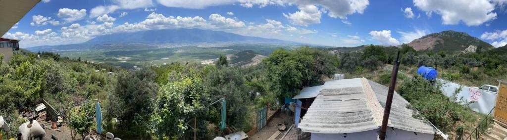 een uitzicht op een berg in de verte bij Bursa dağevi in Gürsu