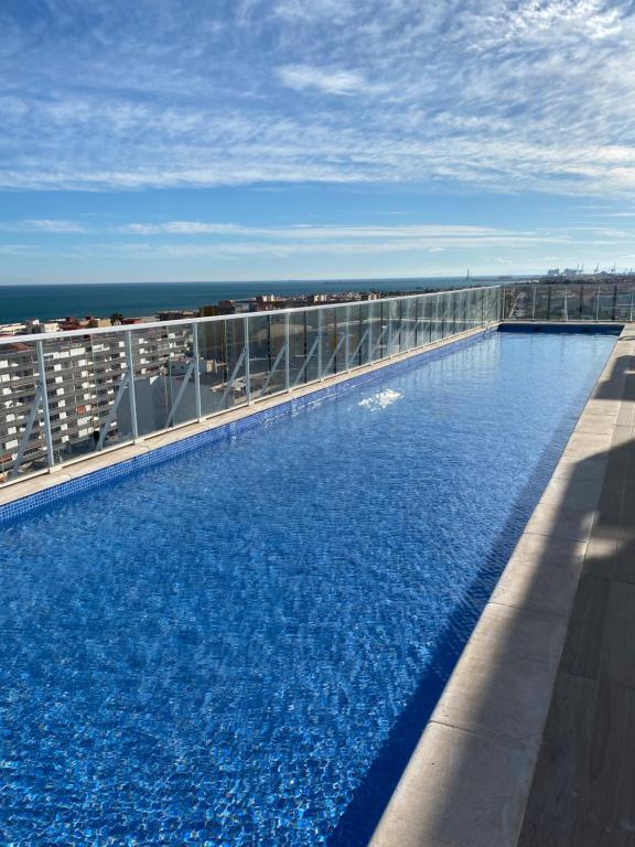 een groot zwembad op het dak van een gebouw bij Apartamento en la playa Canet al Mar en Canet den Berenguer in Canet de Berenguer