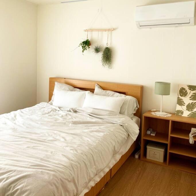 Postel nebo postele na pokoji v ubytování Gawkji House