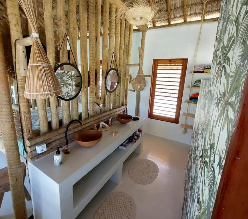 ein Badezimmer mit einem Tisch mit zwei Schüsseln darauf in der Unterkunft Casa Mandala - Pousada Icaraí Kite Village in Icaraí