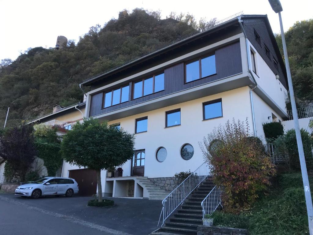 ein Haus mit einem davor geparkt in der Unterkunft Rhineview 549 - Rheinblick 549 im Mittelrheintal in Oberwesel