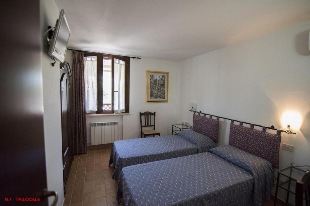 Łóżko lub łóżka w pokoju w obiekcie La casa di Carla