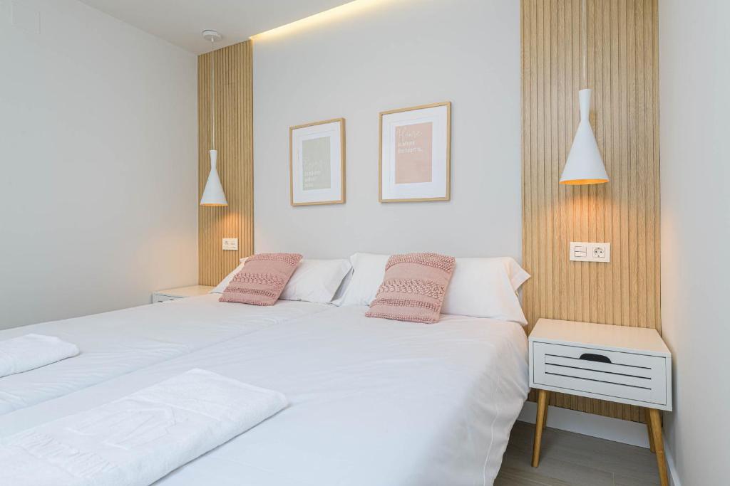 Postel nebo postele na pokoji v ubytování WintowinRentals Exclusivo ático cerca de la playa.