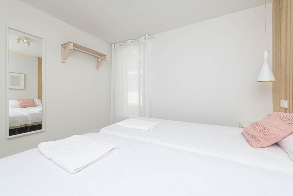 Postel nebo postele na pokoji v ubytování WintowinRentals Exclusivo ático cerca de la playa.