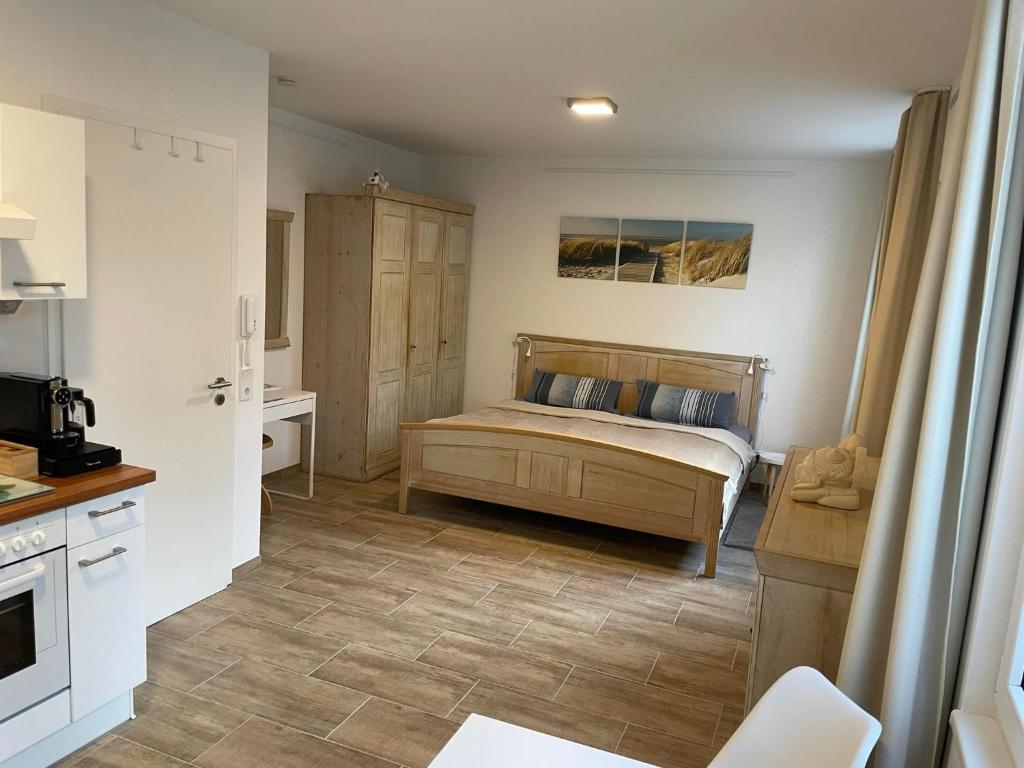 ein Schlafzimmer mit einem Bett und einem Schreibtisch in einem Zimmer in der Unterkunft Tolles Apartment in idyllischer ruhiger Lage in Braunschweig