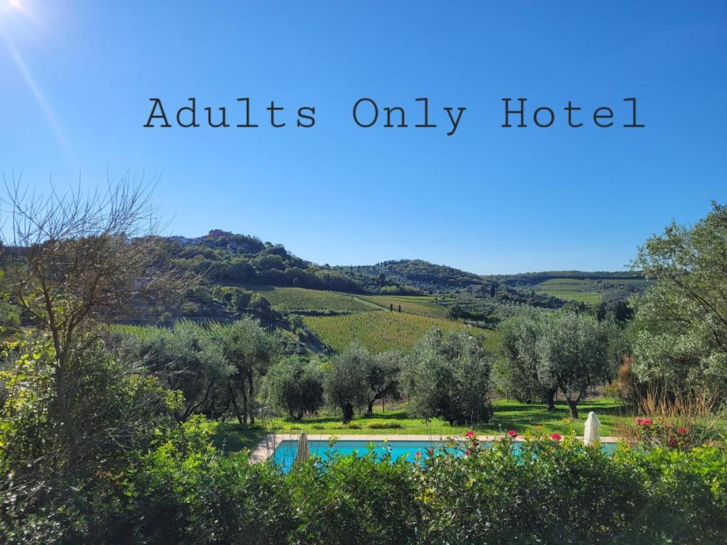 un complejo con piscina en un jardín en Relais Fattoria Valle, en Panzano