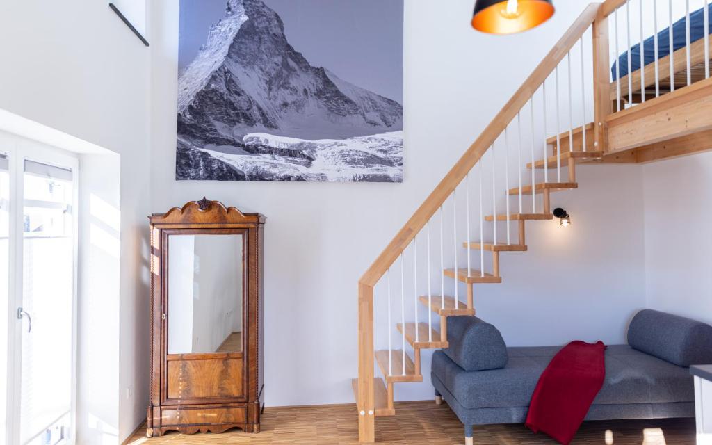 Homely - Queen Studio