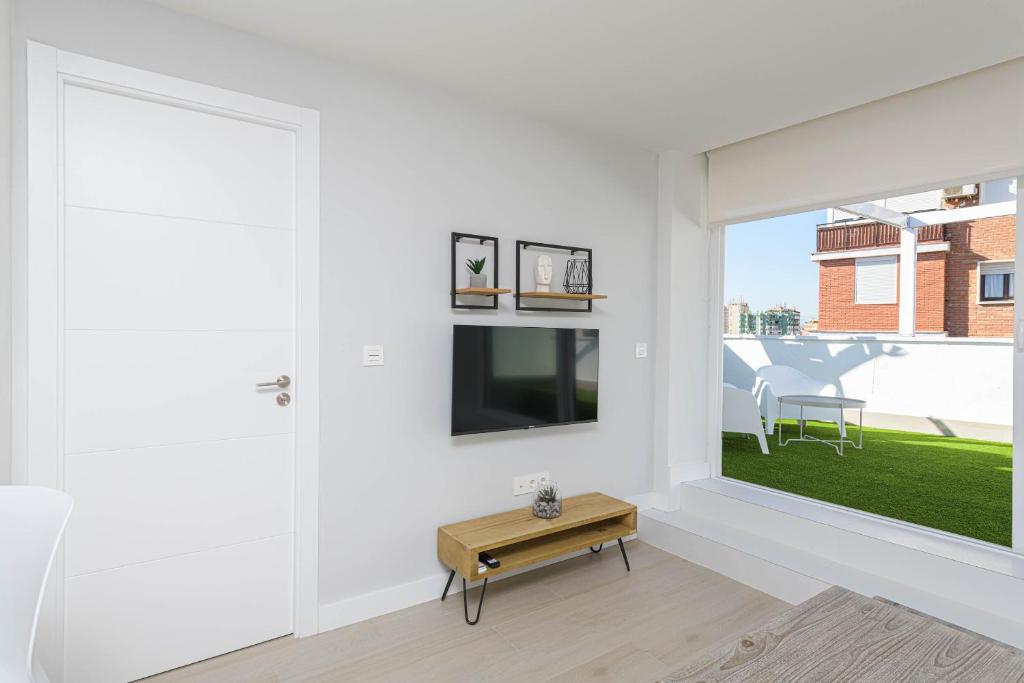 TV a/nebo společenská místnost v ubytování WintowinRentals Exclusivo ático cerca de la playa.