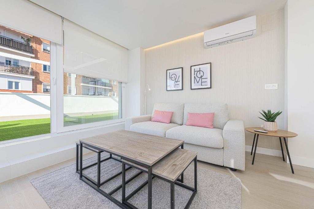 Posezení v ubytování WintowinRentals Exclusivo ático cerca de la playa.