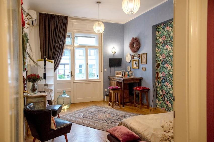 sala de estar con cama y escritorio en Blumen Apartment, en Budapest