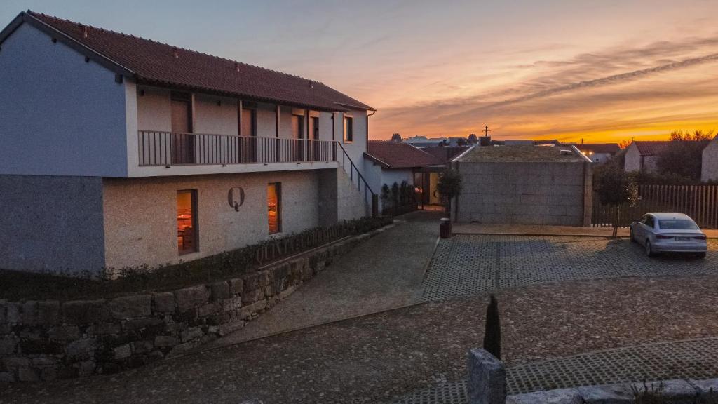 Východ nebo západ slunce při pohledu z bed and breakfast nebo okolí