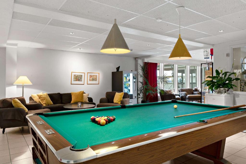 Biliár nebo kulečník v ubytování Best Western Hotell Lerdalshoejden