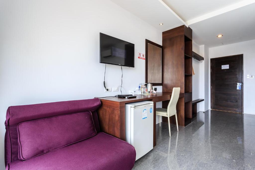 TV a/nebo společenská místnost v ubytování 77 Bangla Hotel - SHA Certified