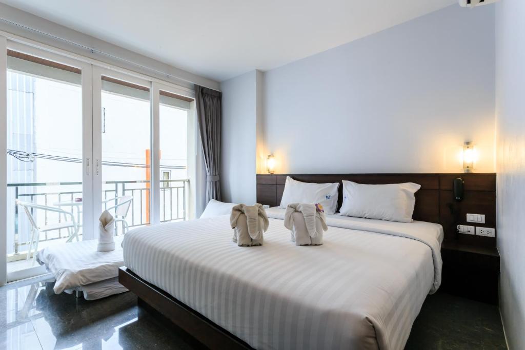 Postel nebo postele na pokoji v ubytování 77 Bangla Hotel - SHA Certified