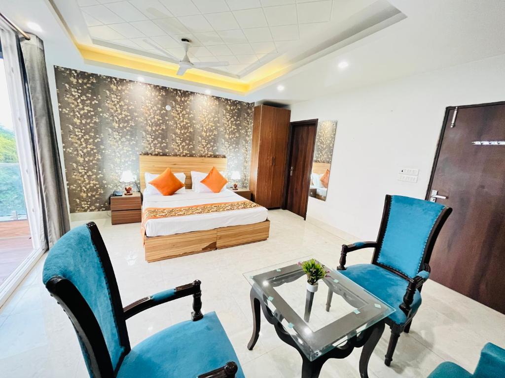Postel nebo postele na pokoji v ubytování Hotel Dayal Regency, Shushant Lok sector 29, Near Fortis Hospital
