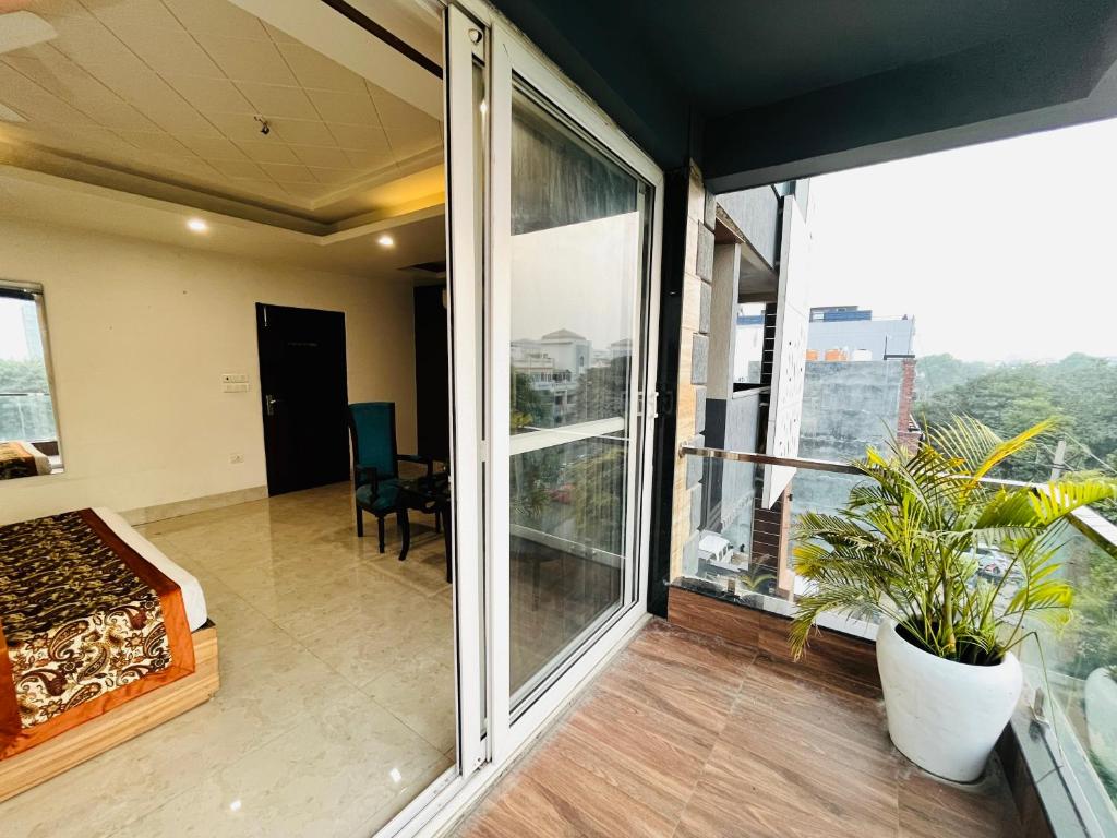 Balkón nebo terasa v ubytování Hotel Dayal Regency, Shushant Lok sector 29, Near Fortis Hospital