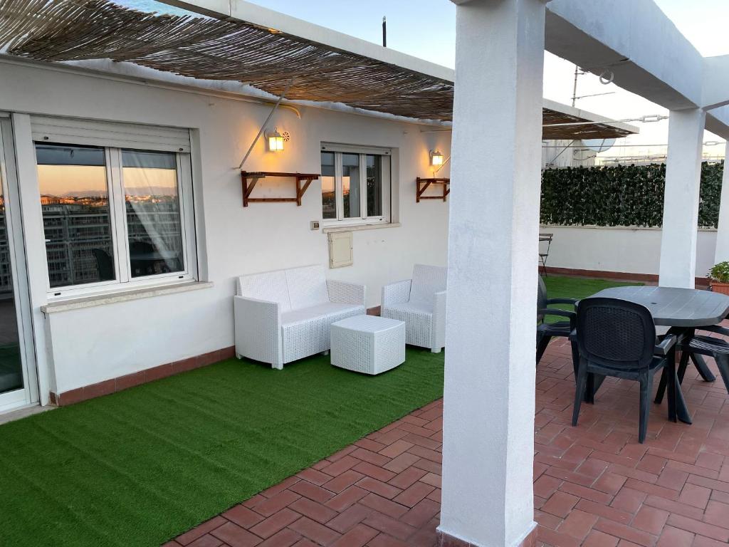 A balcony or terrace at La Terrazza Imperiale