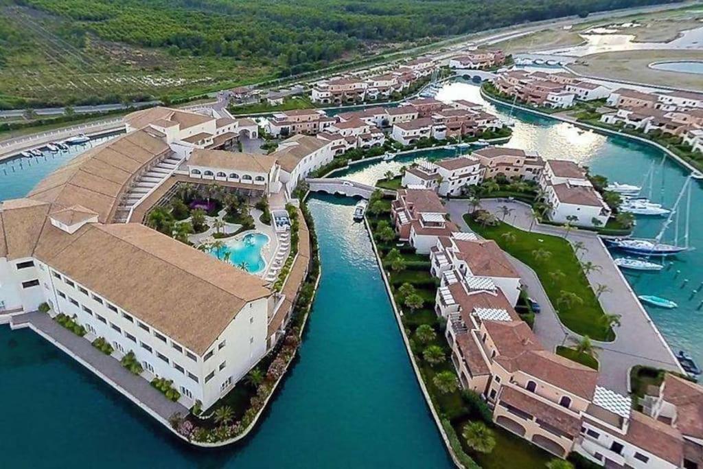 una vista aerea di un resort con porto turistico di Villa -Resort Marinagri a Policoro