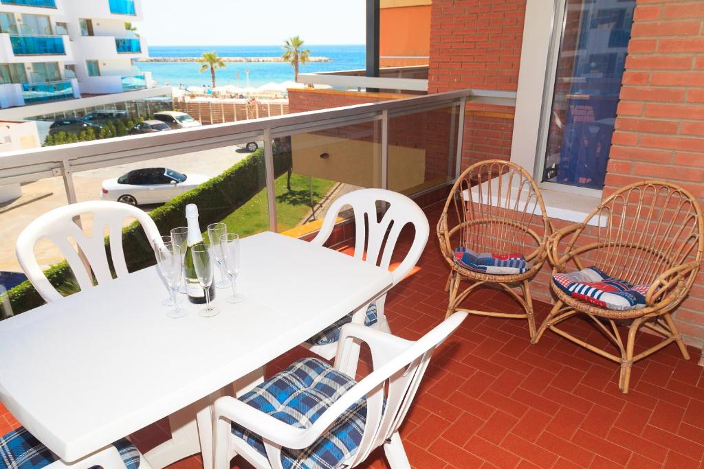 カンブリルスにあるUHC Mas D'en Gran Cambrilsの海の景色を望むバルコニー(テーブル2台、椅子付)
