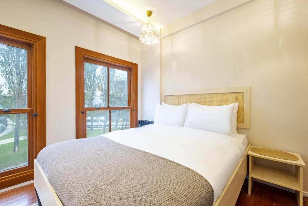 een slaapkamer met een groot wit bed en een raam bij Pleasant in Istanbul