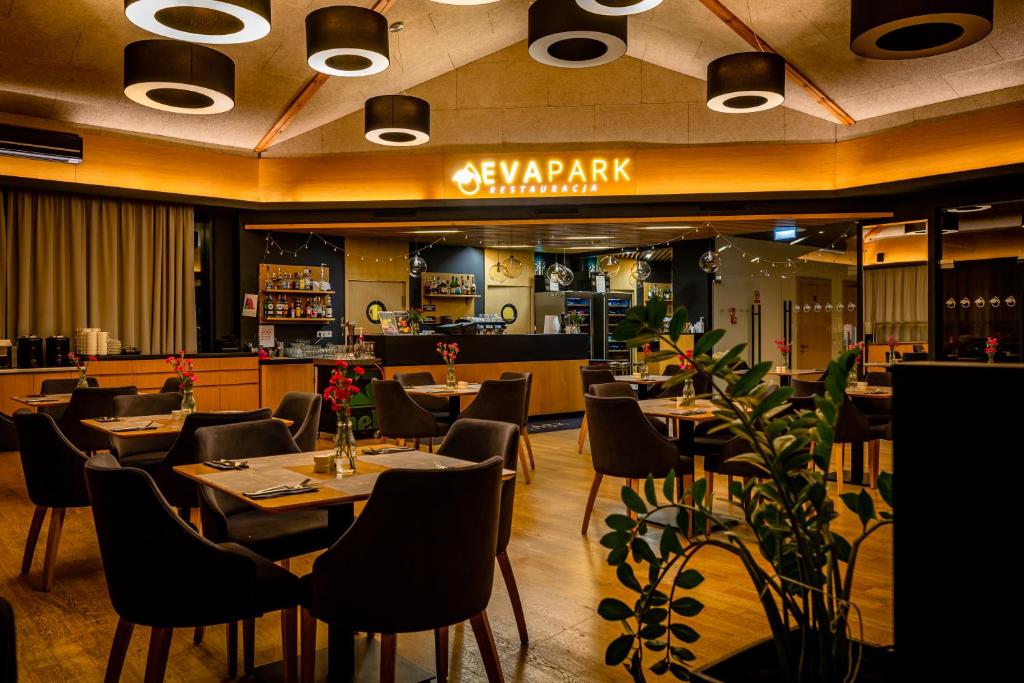 Reštaurácia alebo iné gastronomické zariadenie v ubytovaní Eva Park Life & Spa