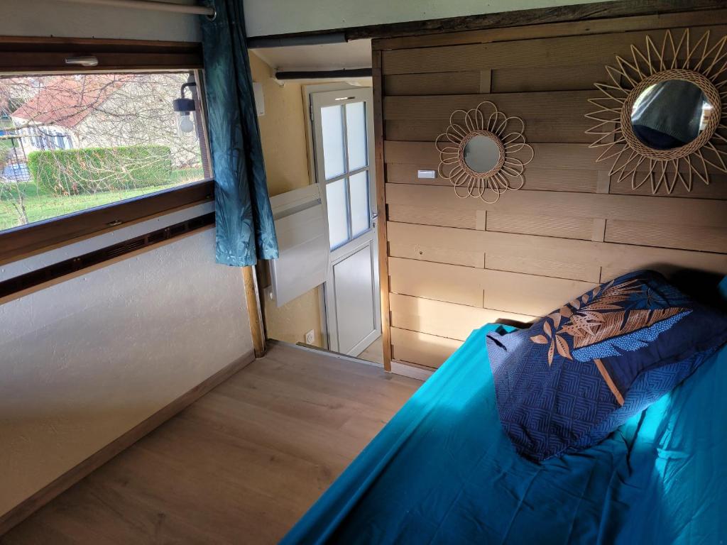 a view of the inside of a tiny house at La paillote idyllique in Faverolles-sur-Cher
