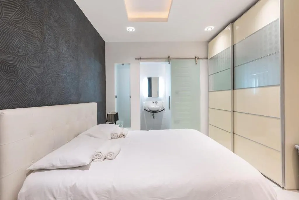 BLUEMARINE Suite-Hosted by Sweetstay