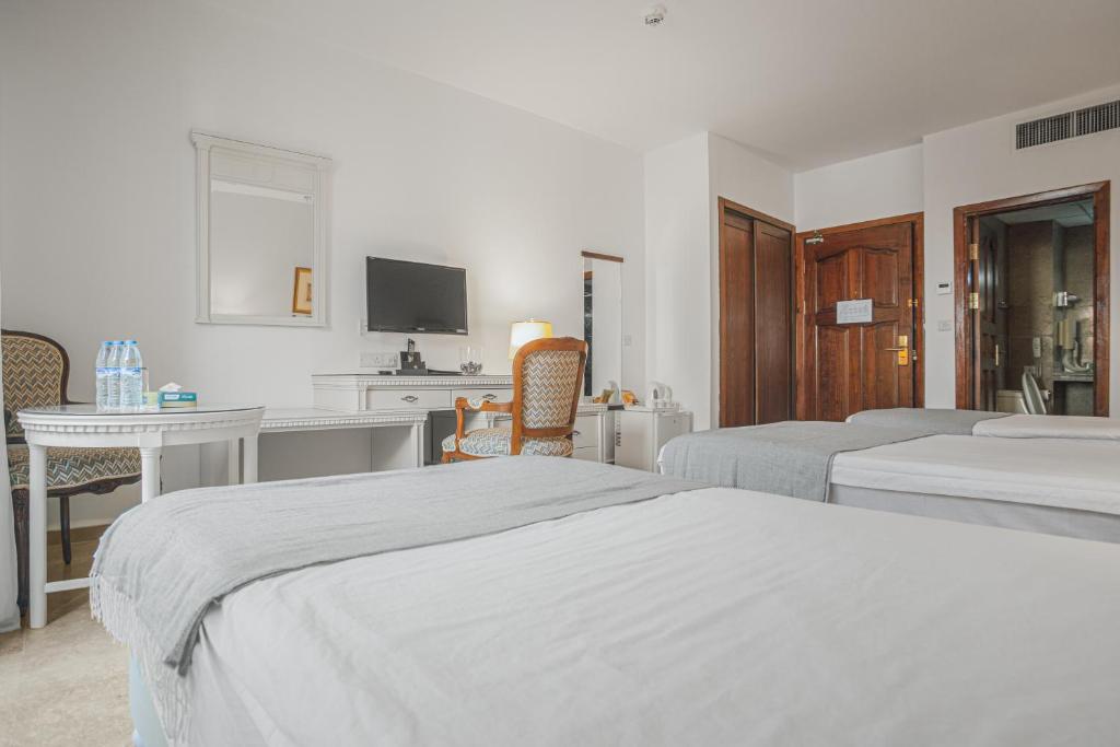 Postel nebo postele na pokoji v ubytování Grand Hotel Madaba
